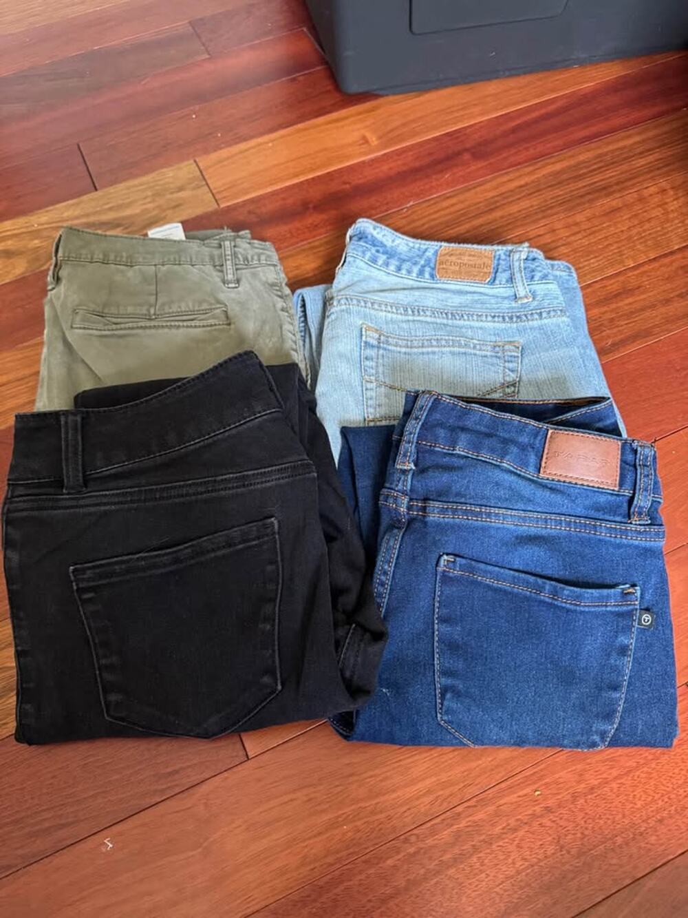 Lot of 4 jeans pants tahari, Aeropostale and náutica brands size 4